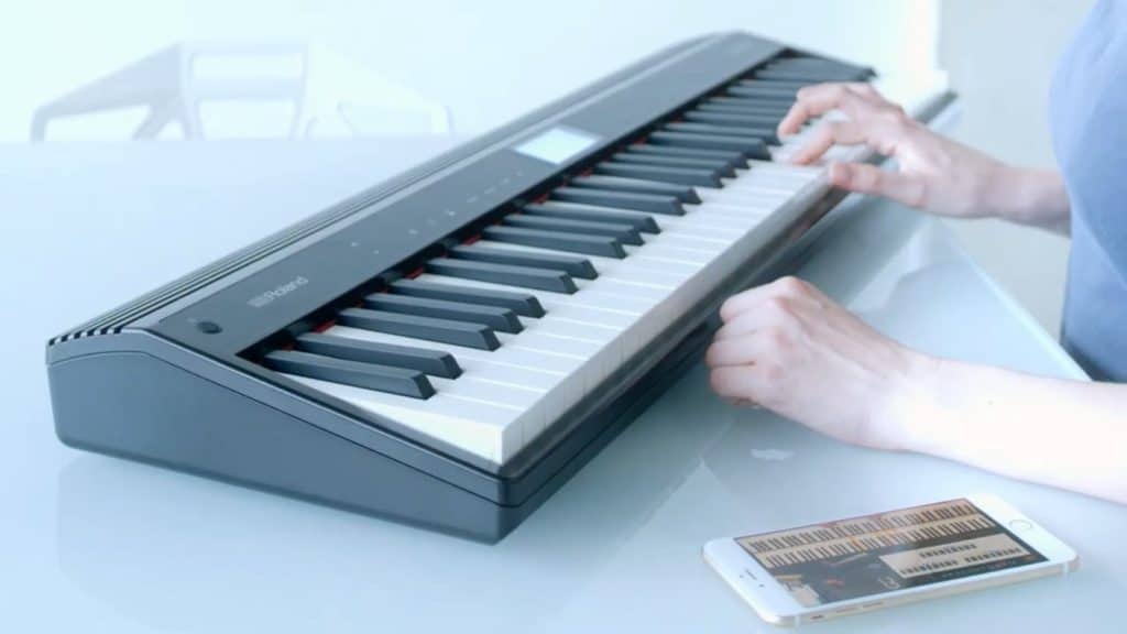 Onliner Klavier lernen: Über Bluetooth lassen sich Songs und Piano-Lessons drahtlos an die Lautsprecher des Roland Go:Piano übertragen
