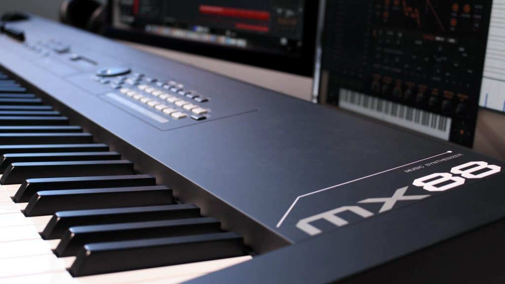 Yamaha MX88 Synthesizer mit Hammermechanik-Tastatur