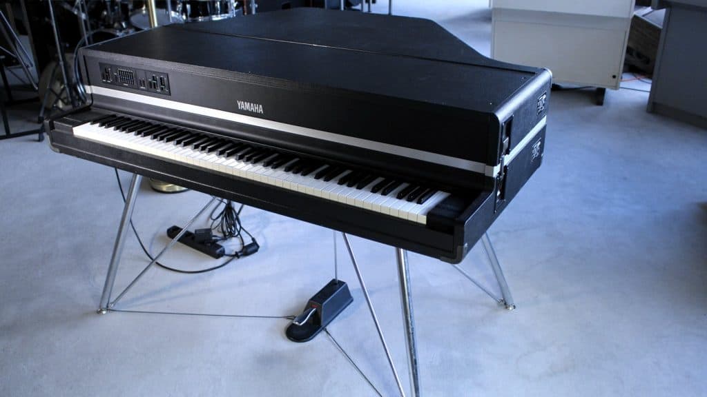 Als Vintage Piano nichts für kleine Gigs, aber im Sound eine Wucht: Das Yamaha CP80 Electric Grand (Foto: Jörg Sunderkötter; fotografiert im eboardmuseum, Klagenfurt).