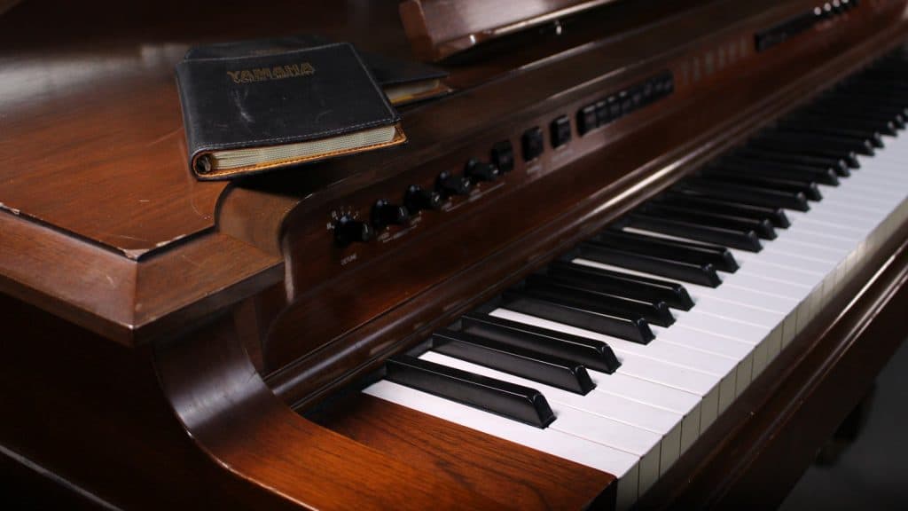 Das Yamaha GS-1 ist das erste FM-Piano der Welt. Die Sounds werden mittels Frequenzmodulation-Synthese erzeugt (Foto: Jörg Sunderkötter; fotografiert im eboardmuseum, Klagenfurt)
