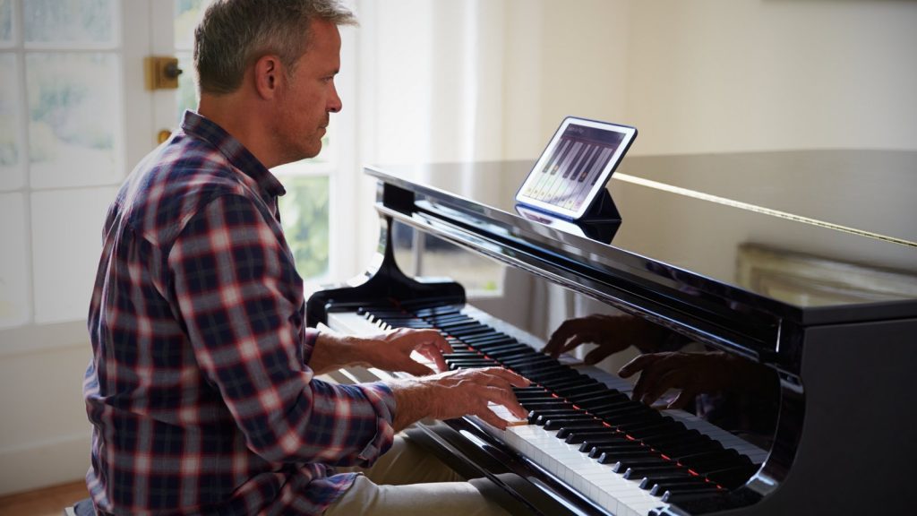 Online Klavier lernen mit akustischem Flügel, Digitalpiano, Smartphone, PC oder Tablet