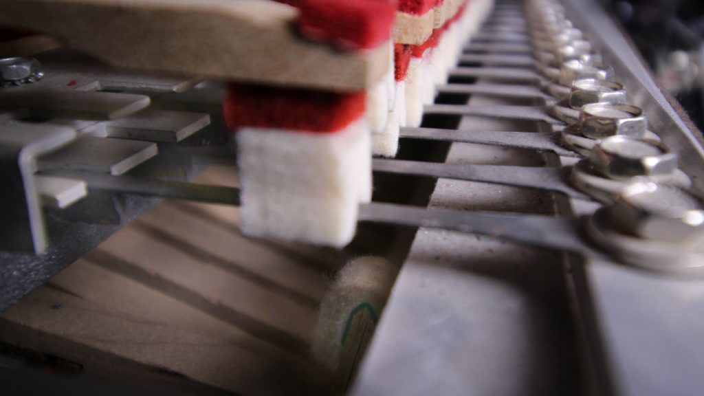 Die Klangerzeugung eines Wurlitzer E-Pianos: Flache Metallzungen (Reeds) werden von den Hämmern angeschlagen. An der Spitze des Reed befindet sich ein Tonabnehmer. (Bild: J. Sunderkötter, fotografiert im eboardmuseum, Klagenfurt)