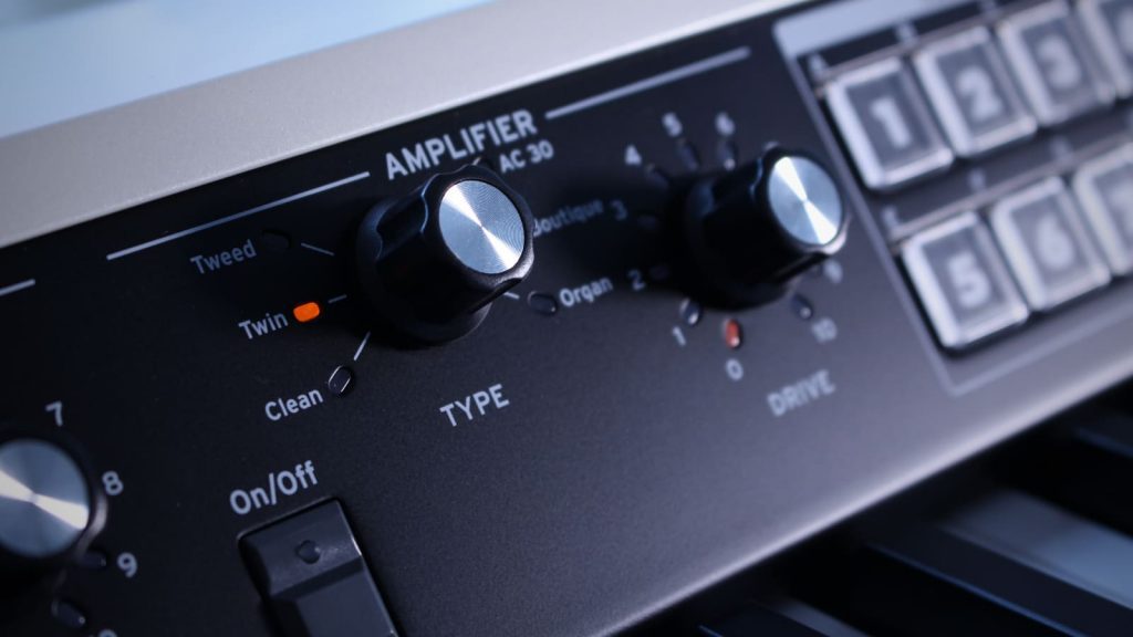Röhre und Amp-Sektion arbeiten Hand in Hand beim Korg SV-2. Die Amp-Simulationen sind genau das Richtige für authentische Vintage E-Piano-Sounds. (Foto: J. Sunderkötter)