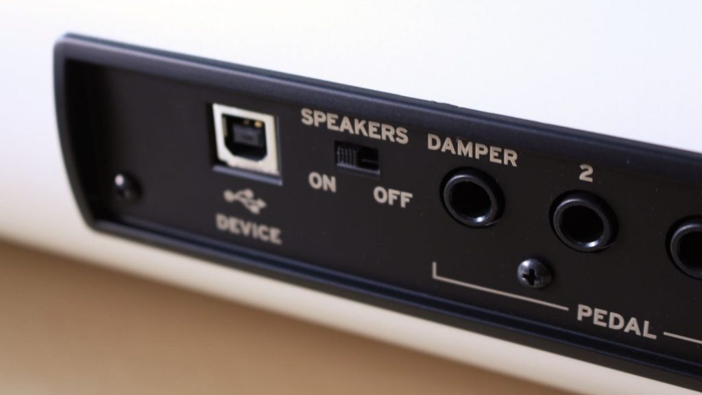 Die eingebauten Lautsprecher des Korg SV-2 S können bei Bedarf auch abgeschaltet werden - praktisch beispielsweise im Recording-Studio. (Foto: J. Sunderkötter)