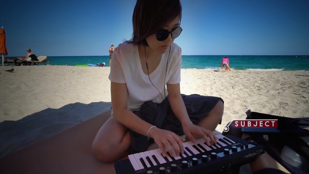Mit Mini-Tasten Klavier spielen: Die Konzertpianistin Nahe Sol spielt am Strand das Yamaha Reface CP (Bildquelle: Nahe Sol)