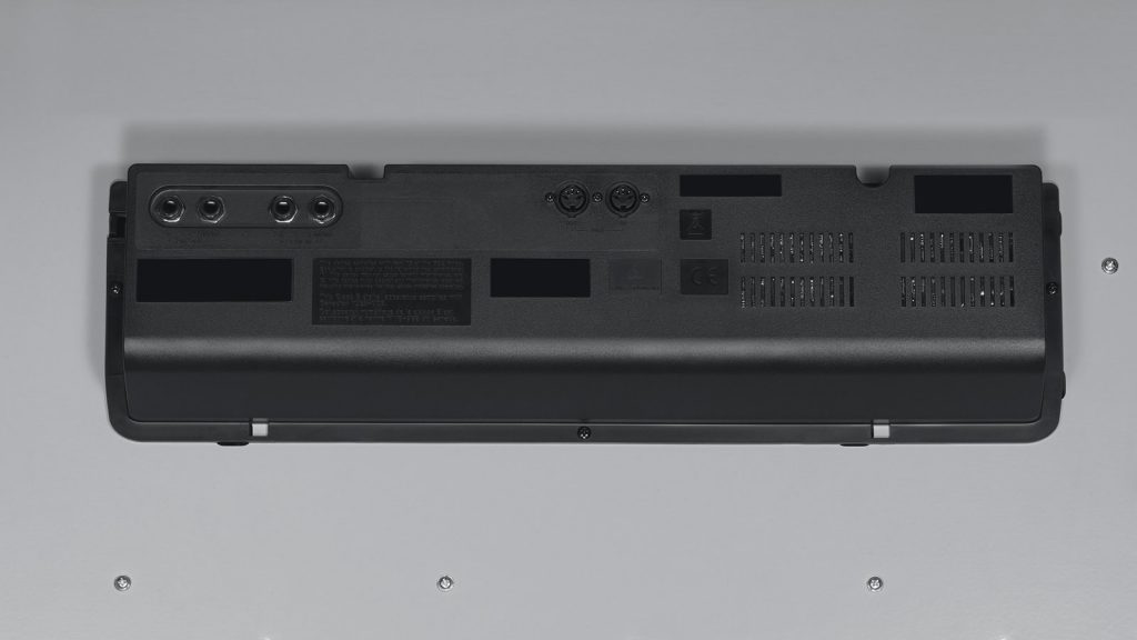 Die Anschlüsse des Casio AP-710 sind in einer Box unterhalb der Tastatur angebracht:  Line-In und -Out (L/Mono, R) liegen in einer Box unter dem Piano, zwei Kopfhörerbuchsen vorne links am Instrument. Ebenfalls an der Anschlussbox finden sich USB-to-Host und to-Device sowie MIDI-In und -Out. (Bildquelle: Casio)