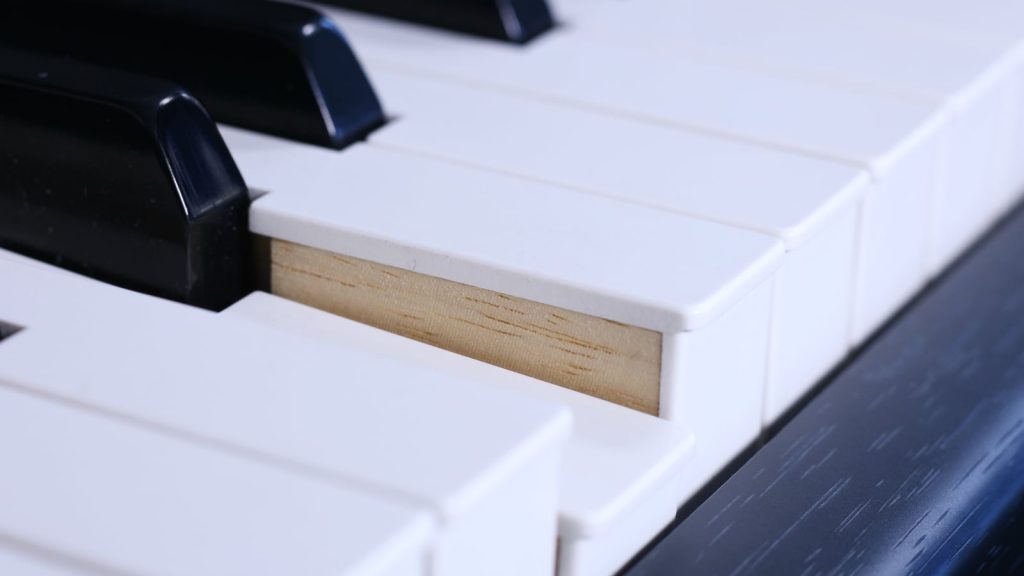 Keine 100% Holztastatur, aber hochwertiges Spielgefühl: Das Gewa UP 400 G ist mit einer Fatar TP/40 Wood-Tastatur ausgestattet. Die weißen Tasten besitzen einen Holzkern. Dank angerauten Oberflächen von weißen und schwarzen Tasten hat die Klaviatur einen schönen Grip.