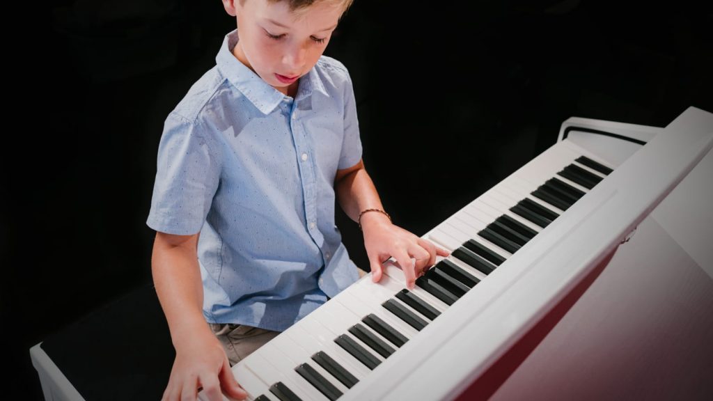 Früh übt sich... Egal, in welchem Alter du loslegst: Regelmäßiges Üben ist der Schlüssel zum Klavierspielen.