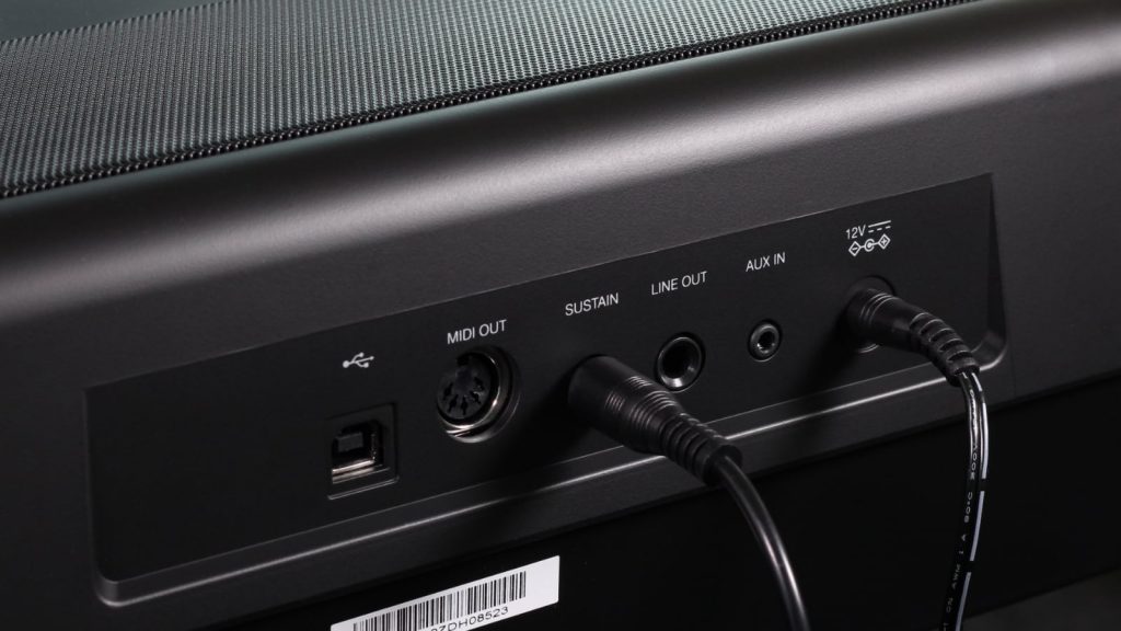 Das Anschlussfeld des Thomann DP-28 Plus: Gut bestückt mit Audio-Ausgang (Stereo-Klinke), Audio-Engang (AUX In, stereo), MIDI-Out, USB-to-Host, Sustain-Pedal und Netzteil-Buchse. (Foto: J. Sunderkötter)