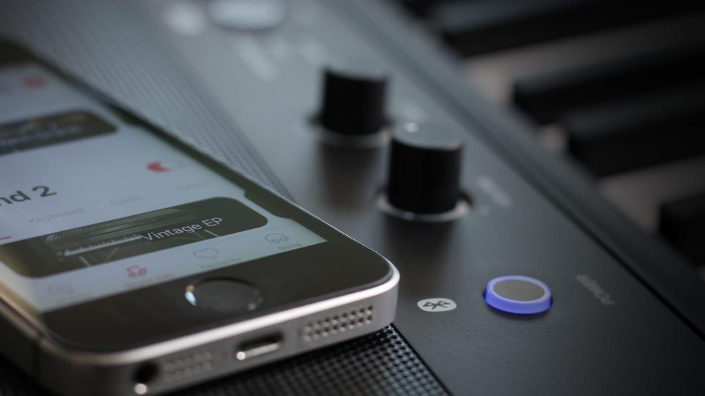 Praktische Bedienhilfe: Die kostenlos erhältliche App Piano Toolbox (iOS/Android) macht den Zugriff auf Sounds und Funktionen sehr komfortabel. (Foto: J. Sunderkötter)