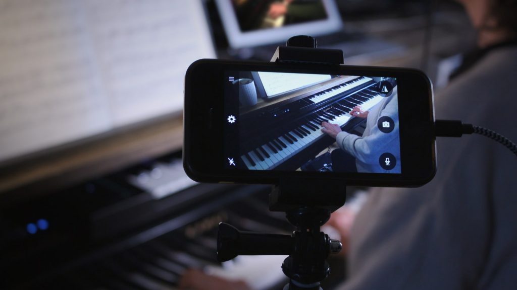 Online-Klavierunterricht geben mit externer Webcam