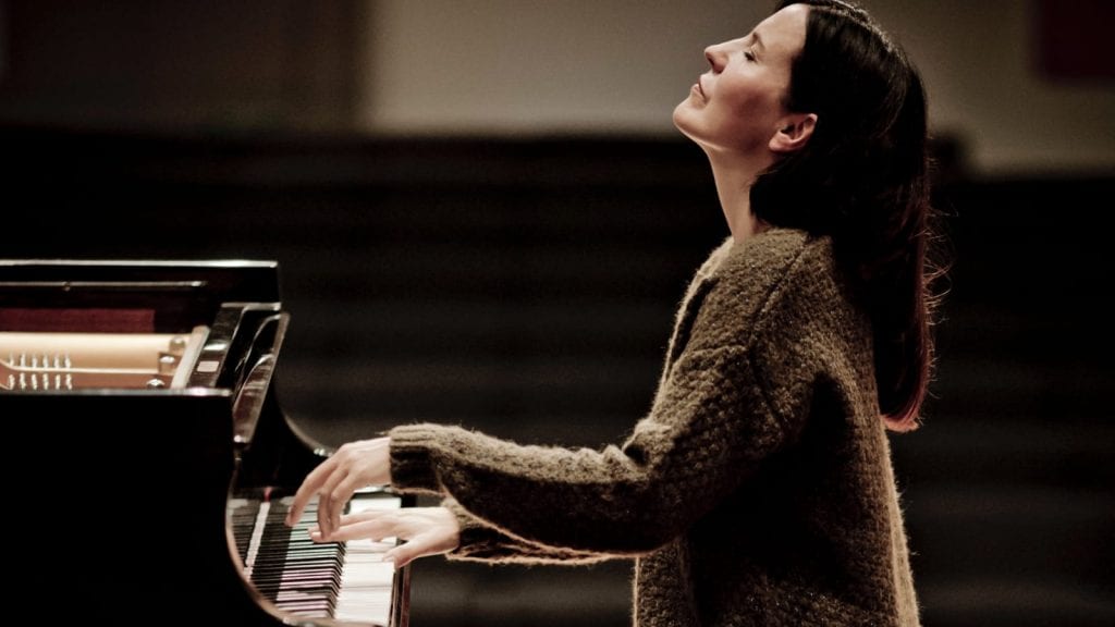 Alexandra Sostmann am Piano (Bild: Marco Borggreve)