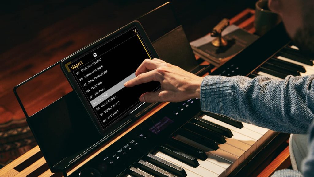 Die Handhabung ist dank Display selbsterklärend. Noch mehr Komfort und Funktionen bietet die kostenlose App Chordana Play for Piano. (Bildquelle: Casio)