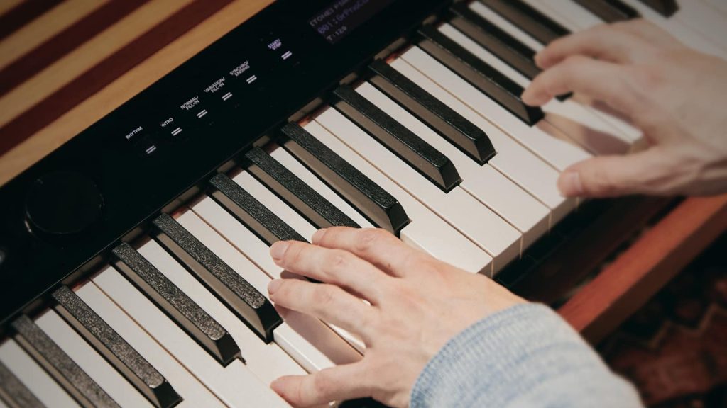 Mit synthetischen Elfenbein- und Ebenholz-Decklagen eine der besten Tastaturen in der Preisklasse. (Bildquelle: Casio)