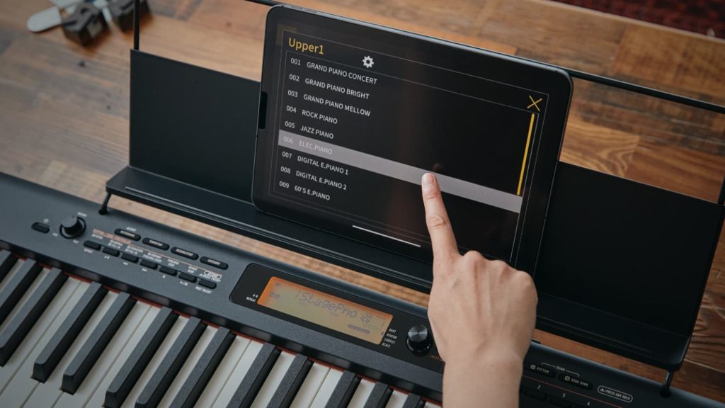 Über die kostenlos erhältliche Remote App (Android/iOS) ist die Handhabung der Compact Digital Pianos sehr komfortabel. Auch alle Übungsfunktionen wie Metronom, Rhythm oder Recorder lassen sich darüber fernbedienen. (Bildquelle: Casio)