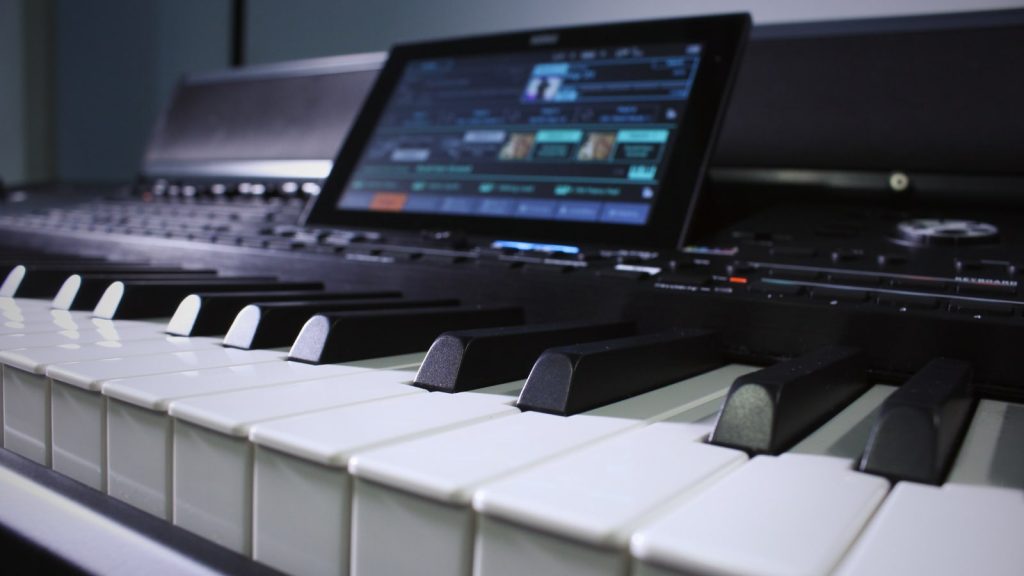 Die gewichtete Hammermechanik-Tastatur des Korg Pa5X 88 spielt sich leichtgängig und griffig. Nichts für Klavierpuristen vielleicht, aber ein optimaler Kompromiss. Denn auch die anderen Sounds der Arranger Workstation spielen sich darüber gut.