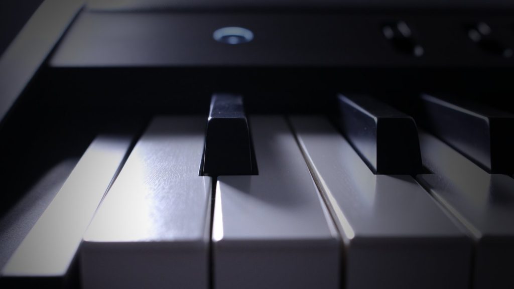Die Ivory-Feel-Beschichtungen sind je nach Hersteller unterschiedlich und insofern Geschmacksache. Bei der Tastatur des hier abgebildeten Roland FP-90 kann man einen deutlichen Unterschied zum oben gezeigten Casio PX-S1100 sehen. Die Maserung der Oberflächenstruktur ist beim Roland-Piano viel feiner. (Foto: J. Sunderkötter)