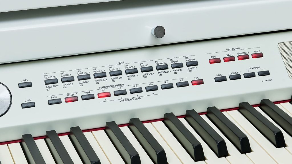 Etwa 1.200 Sounds bietet der Thomann DP-275. Größtenteils handelt es sich dabei Begleitsounds für die  Arranger-Sektion. Der Klavierklang überzeugt mit einem brillanten detailreichen Klang. (Bildquelle: Thomann)