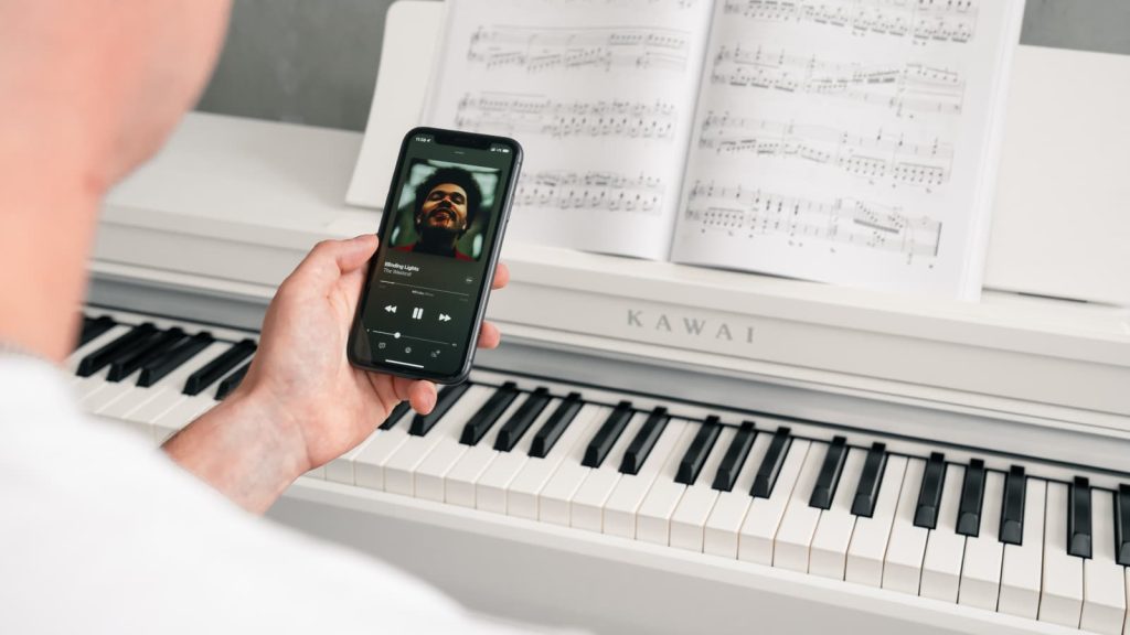 Über Bluetooth-Audio Playalongs und Musik an das Lautsprechersystem des Pianos streamen. (Bildquelle: Kawai)