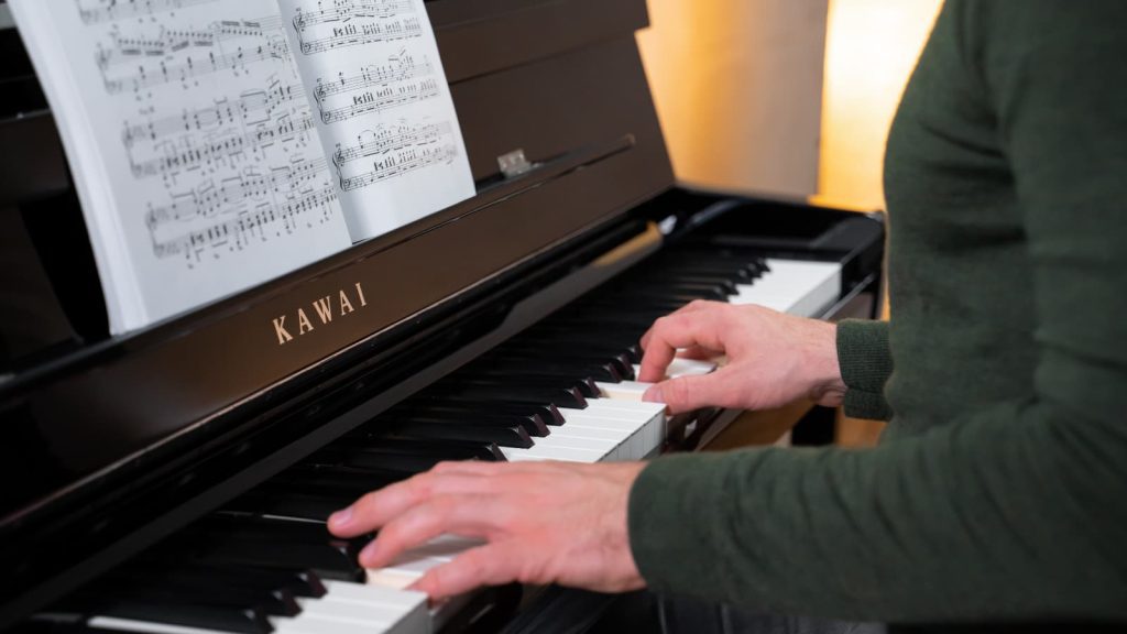 Genau wie beim akustischen Klavier ist der Notenhalter des CA-901 in den Tastendeckel integriert. (Bildquelle: Kawai)