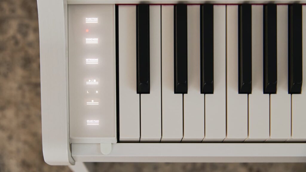 Das Bedienfeld wirkt reduziert, setzt aber als beleuchtetes Touch-Panel einen dezent modernen Akzent. (Bildquelle: Casio)