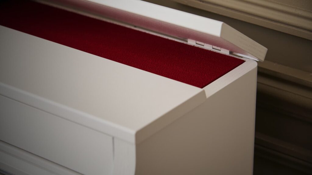 Über den Klavierdeckel lässt sich der Klang des AP-300 offener gestalten. Das 2x20 Watt starke Lautsprechersystem macht einen guten Job. (Bildquelle: Casio)