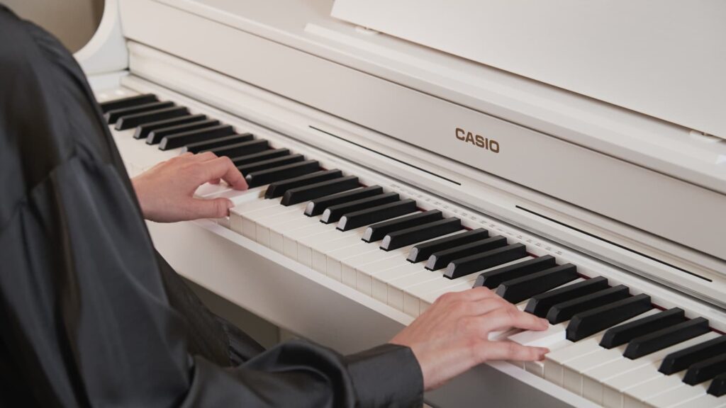 Die "Smart Scaled Hammer Action"-Tastatur setzt die Anschlagdynamik dank Tri-Sensor-Technik exakt um. Im Vergleich zum AP-550 verzichtet das AP-300 auf die Hybrid-Holztasten. (Bildquelle: Casio)