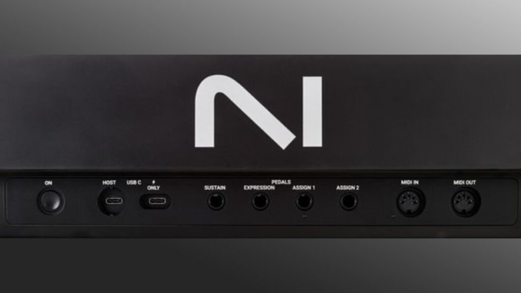 Sofern ein Computer mit USB-C vorhanden ist, arbeitet das NI Kontrol S88 mk3 bus-powered. Bei älteren Computern ist ansonsten zusätzlich ein USB-C-Netzteil erforderlich (nicht im Lieferumfang enthalten).