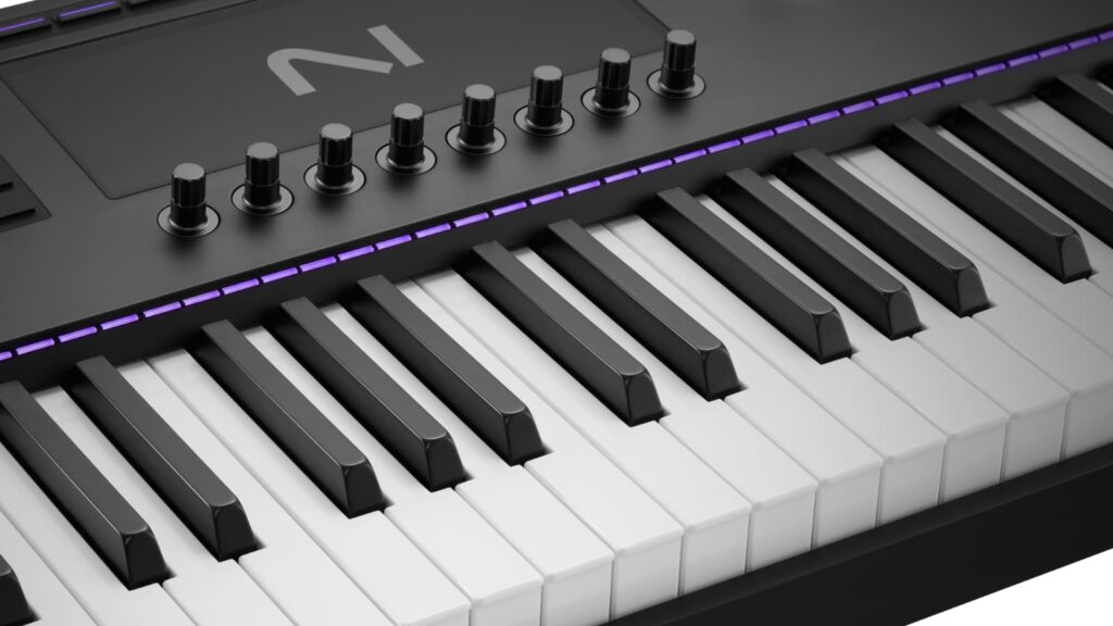 Das Spielgefühl ist ein wenig gewöhnungsbedürftig, andererseits überzeugen  polyfoner Aftertouch und das LED-Guide-System. (Bildquelle: Native Instruments)