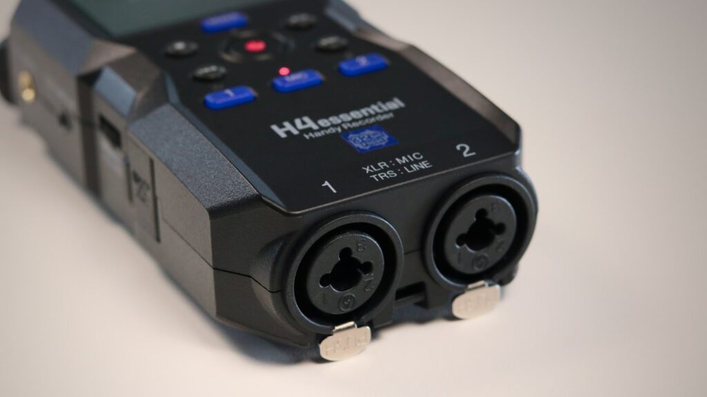 Der Zoom H4essential kommt mit zwei Eingängen aus. Insgesamt besitzt der Recorder 4 Audio-Spuren.