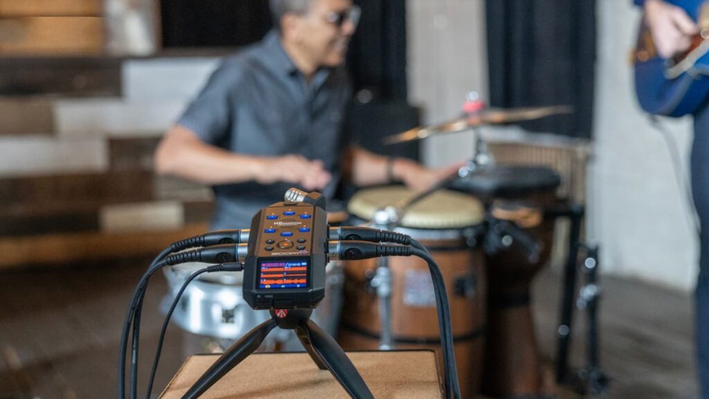 Akustische und elektronische Signale gleichzeitig aufnehmen: Band-Recording mit Zoom H6essential. (Bildquelle: Zoom)