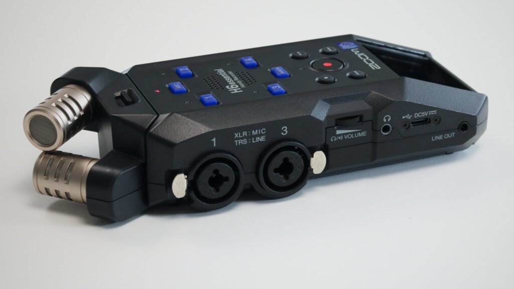 Die Anschlüsse befinden sich an den Seiten des Recorders. Jeweils gegenüberliegend die Inputs 1&2 sowie 3&4. Außerdem Line Out und Kopfhörer-Anschluss nebst Lautstärkeregler sowie USB-C.