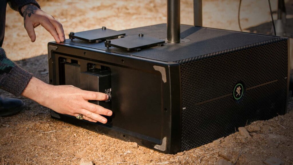 Der Akku lässt sich bei Bedarf im Handumdrehen gegen ein weiteres vorgeladenes Batterie-Modul austauschen. (Bildquelle: Mackie)