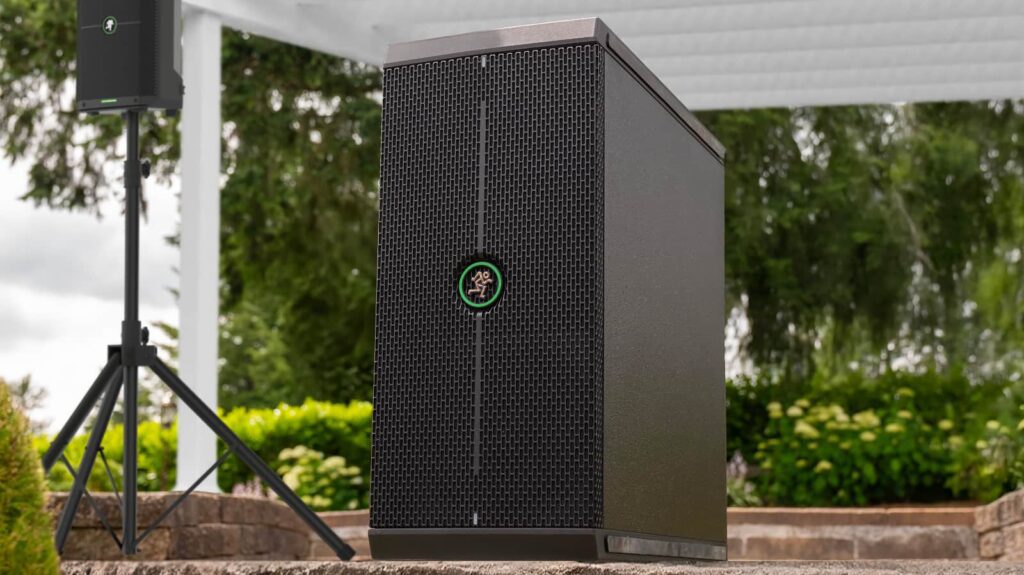 Auch eine Kombinationsmöglichkeit: Ein Mackie ThumpSub GO Subwoofer plus separate Satelliten, hier: Mackie Thump Go (Bildquelle: Mackie)