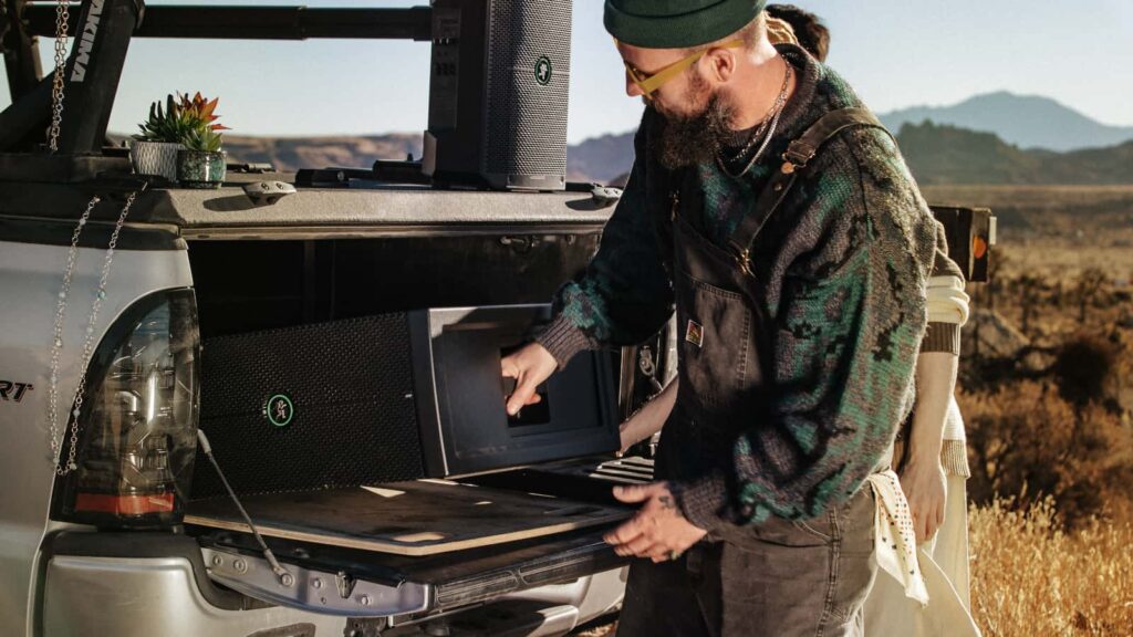 Kompakt und robost gefertigt passt der Mackie ThumpSub GO optimal zum Live-Gear für Musiker*innen, die ihr Equipment selber transportieren. (Bildquelle: Mackie)