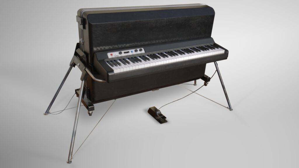 Optisch wirkt das EP-608 mit seinen vier Sputnik-artig gespreizten Chrombeinen wie ein Nebenprodukt eines russischen Satelliten-Konstrukteurs. (Bildquelle: Bernhard Lösener)