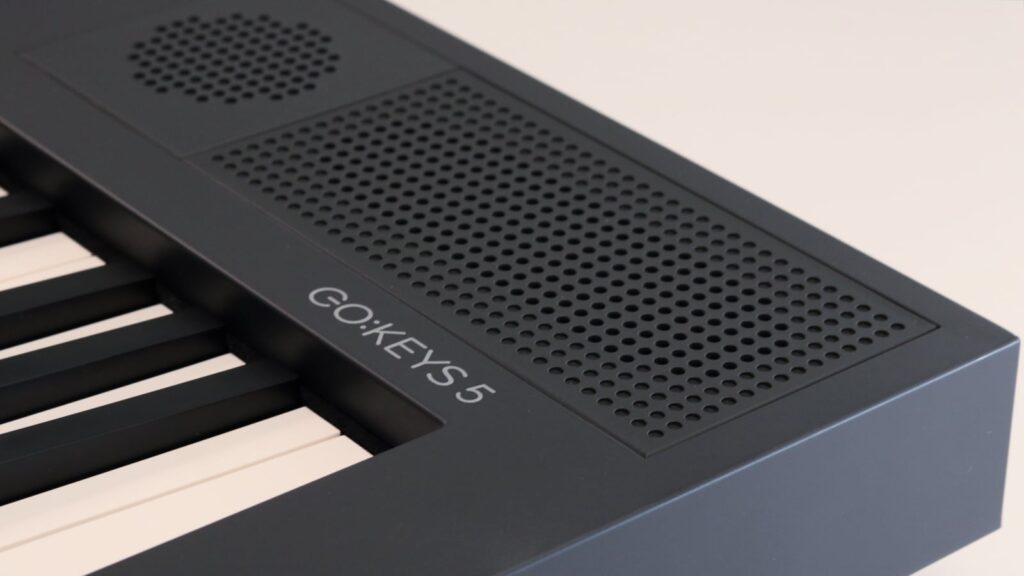 Nicht nur über Kopfhörer, auch über die Lautsprecher erzeugt das Roland Go:Keys 5 einen fetten Sound.