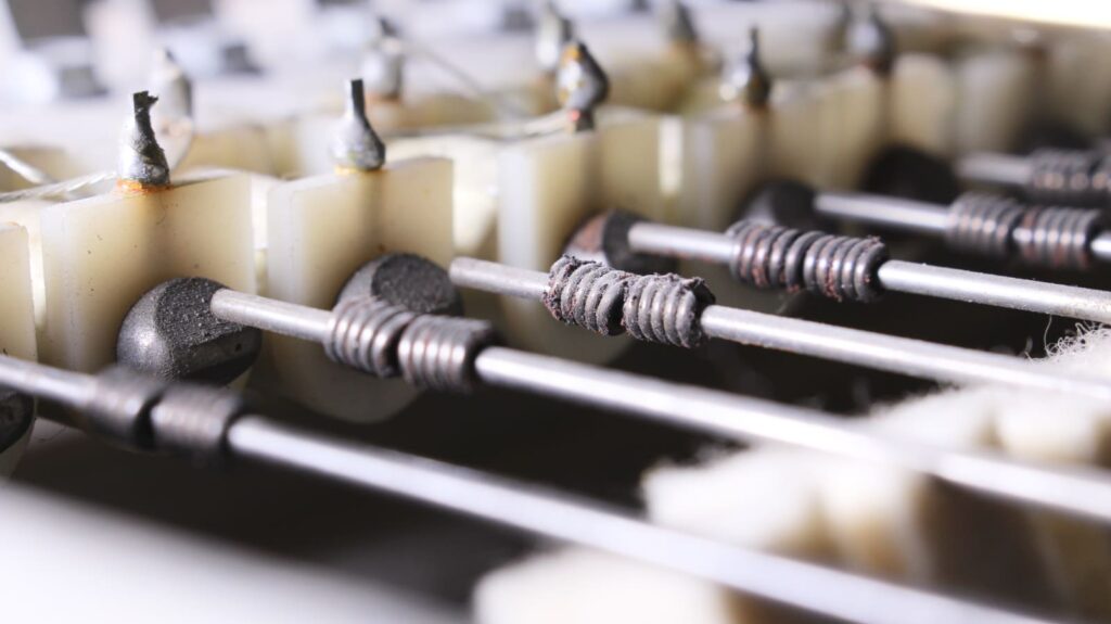 Hier nagt der Zahn der Zeit: Die Korrosion an Klangzungen,  Stimmfedern und Tonabnehmer dieser Rhodes-Klangerzeugung verändert die Spieleigenschaften. Aber aus solchen "Macken" entsteht auch ein ganz eigener Klangcharakter. (Foto: J. Sunderkötter / eboardmuseum Klagenfurt)