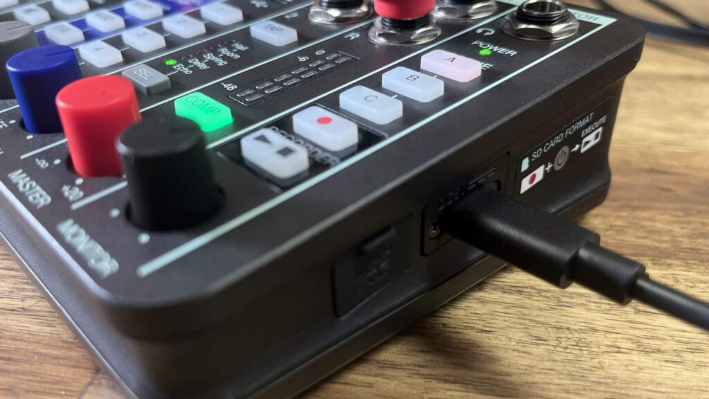 An der rechten Seite des LiveTrak L6 befinden sich der Slot für eine Micro-SD und der USB-Anschluss für die Stromversorgung. Ansonsten kann der Mixer auch über den USB-Anschluss des Rechners versorgt werden oder über das Batteriefach an der Unterseite. (Foto: J. Sunderkötter)