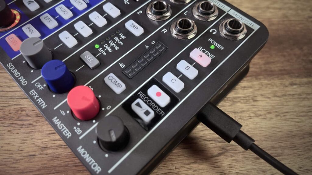 Sehr nützlich für Recording und den Live-Einsatz ist der Kompressor in der Master-Sektion. (Foto: J. Sunderkötter)