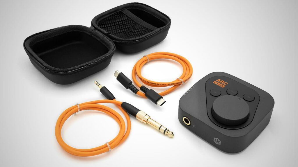 Im Lieferumfang enthalten sind ein Etui sowie USB-C- und Kopfhörer-Kabel.