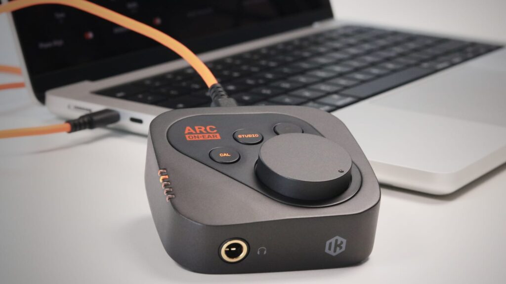 Kopfhörer-Verstärker & clevere DSP-Technik für das optimale Hörerlebnis. Außerdem ist der IK Multimedia ARC on Ear handlich und robust verarbeitet. Die wichtigsten Bedienelemente sind eine Kopfhörerbuchse und der große Volume-Knopf.