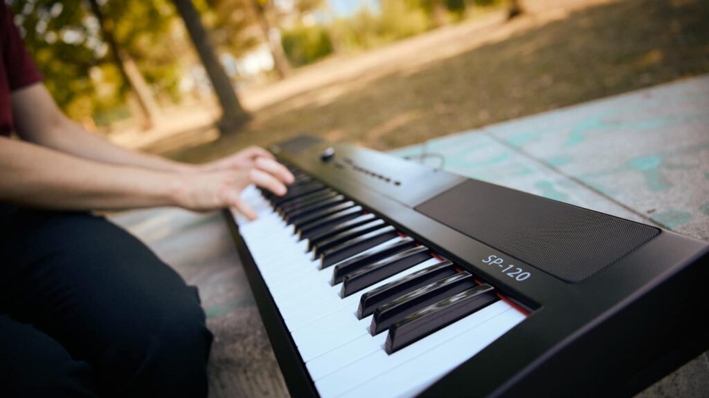 Kompakt, leicht und ein leistungsstarkes Lautsprechersystem ist eingebaut: Das Thomann SP-120 Portable Piano ist perfekt für die Outdoor-Session - und dabei sehr günstig im Preis.