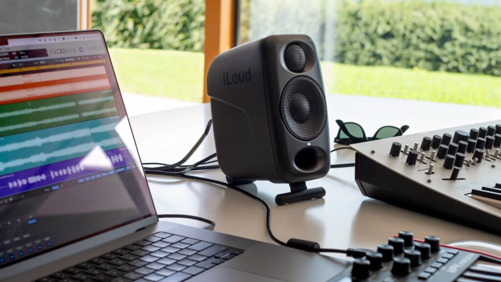 Dank DSP mit Frequenzkorrektur auch in akustisch schwierigen Situationen eine gute Lösung: iLoud Micro Pro (Bildquelle: IK Multimedia)