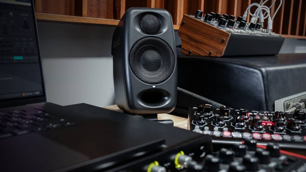 IK Multimedia iLoud Micro Pro im Tonstudio: Für mehr LowEnd lohnt sich die Erweiterung mit dem iLoud Subwoofer. (Bildquelle: IK Multimedia)