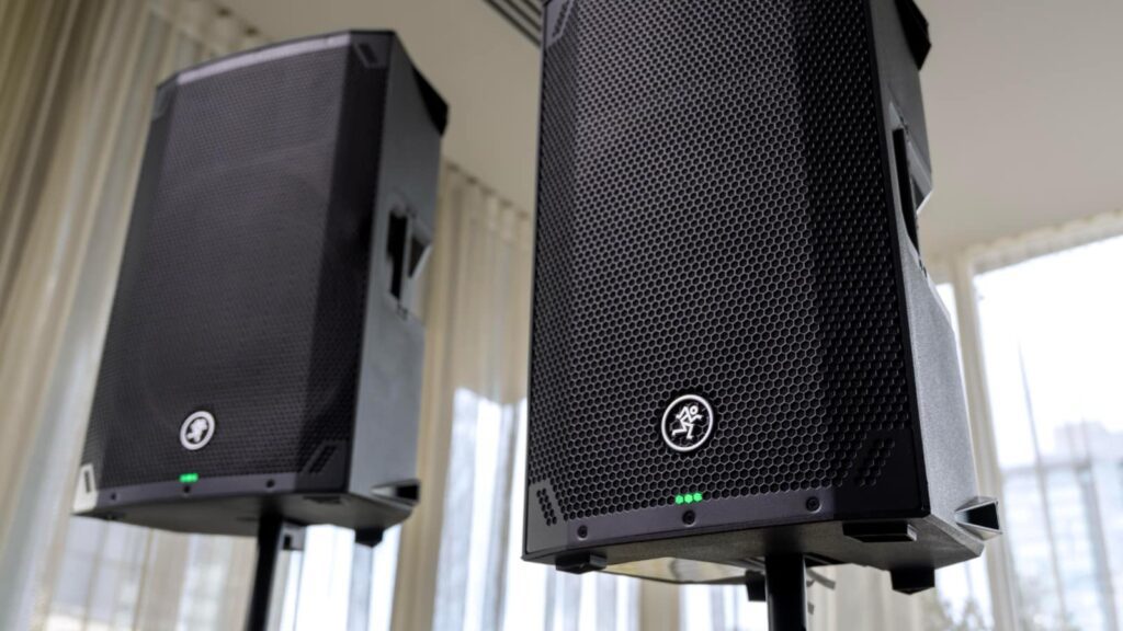 Selbstverständlich ist die Aufstellung mit Boxenstativen möglich (Bildquelle: Mackie)