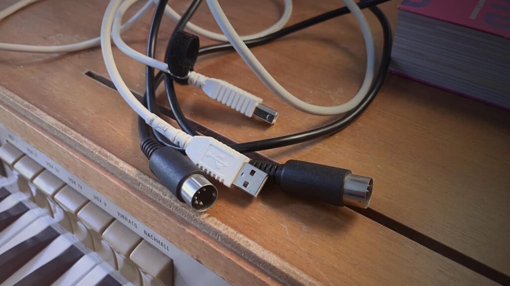 Beide Kabel können MIDI-Daten übermitteln, funktionieren aber nicht zusammen ohne einen MIDI-Host-Adapter.
