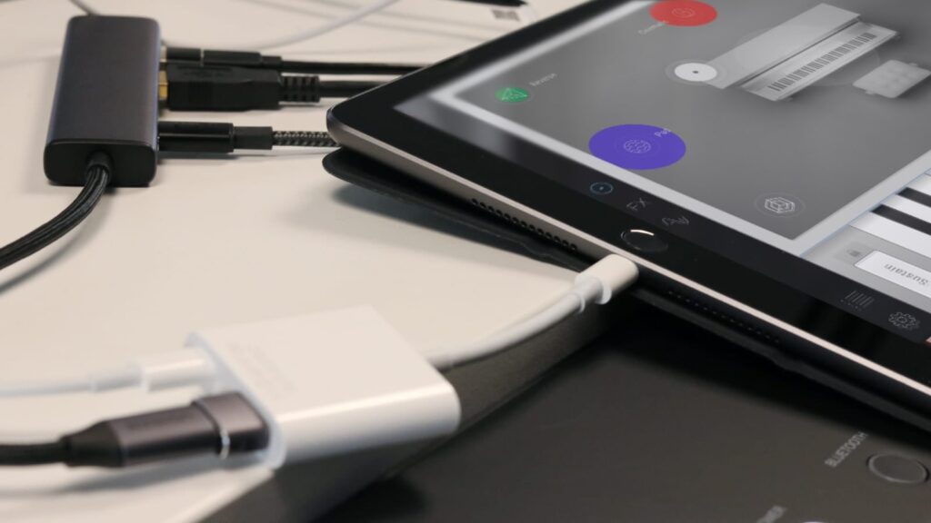 iPad und Camera Connection Kit - Pure Upright Piano