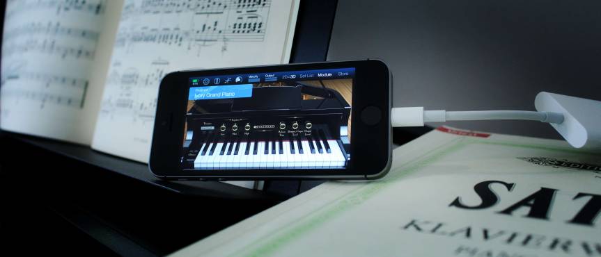 Unterwegs Klavier spielen mit Smartphone und  Piano-App